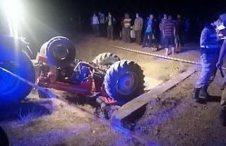 Devrilen traktörün altında kalan sürücü öldü