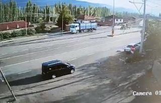 Direksiyon başında uyuyan sürücünün aracı yol...