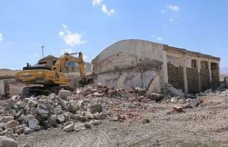 Diyadin’de metruk binalar yıkılıyor