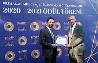 Doç. Dr. Serdar Akbayrak, BAGEP ödülünü aldı