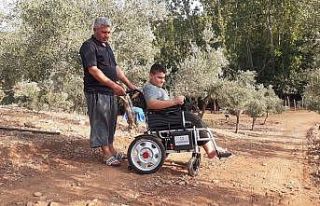 Doğuştan yürüme engelli Mehmet yol istiyor