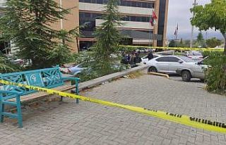 Doktora bıçak saplayıp kaçan şüpheli kamerada