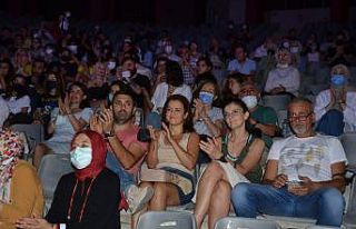 ‘Düğün Hatırası’ Alanyalı tiyatro severlerle...