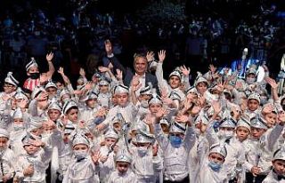 Düğün havasında sünnet şöleninde çocuklar...
