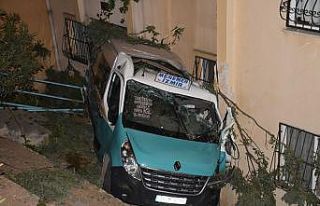 Düğüne giden minibüs apartman bahçesine düştü:...