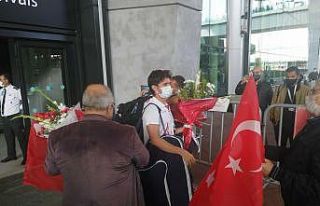 Dünya şampiyonu milli yüzücü Derin Toparlak yurda...