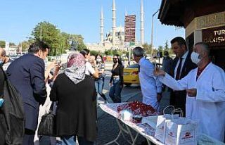 Dünya Turizm Günü’nde vatandaşlara kavala kurabiyesi...