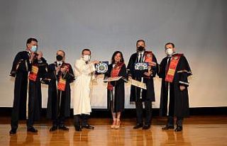 Dünyaca ünlü akademisyen çifte fahri profesörlük