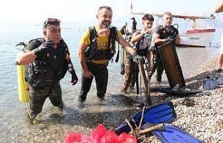 Dünyaca ünlü sahilden 30 dakikada çıkan çöpler...