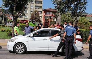 Dur ihtarına uymayarak kaçan otomobilden 6 kaçak...