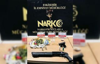 Durdurulan araçtaki 3 kişinin üzerinde uyuşturucu...