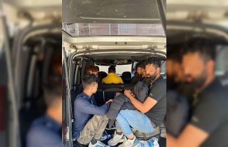 Durdurulan araçtan 8 düzensiz göçmen çıktı