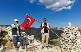 Duyarlı vatandaş Türk bayrağını yeniledi