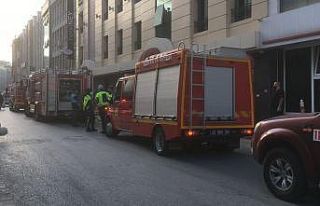 (Düzeltme) Asansörde sıkışan 2 işçiden biri...