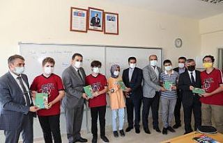 Eğitim yılının ilk dersinde öğrencilerle buluştu