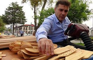 El emeği ahşap ürünleri yaparken ’engelleri’...