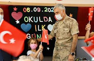 Elazığ İl Jandarma Komutanı Yıldız, minik öğrencilerin...