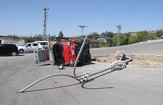 Elazığ’da direğe çarpan kamyon yan yattı: 1...