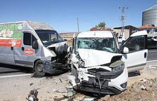 Elazığ’da hafif ticari araç ile minibüs kafa...