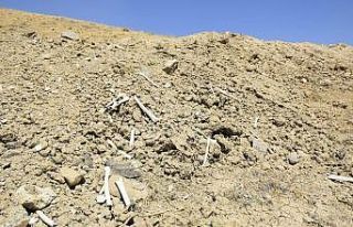 Elazığ’da içme suyu yolu mezarlık içinden geçince,...