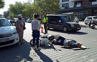 Elektrikli bisiklet park halindeki otomobilin kapısına...