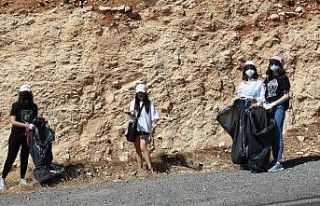 Ellerine poşet alıp yerden çöp topladılar