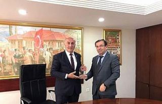 Emek Ortaokulu’ndan Başkan Sözen’e plaket