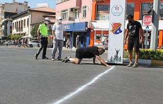 Emekleyerek yarışı tamamladı