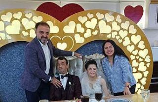 Engelli çiftin aşkı engel tanımadı