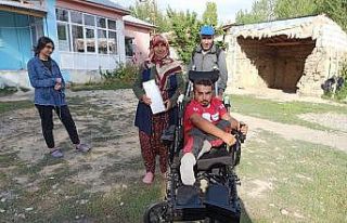 Engelli genç, akülü sandalyesine kavuştu