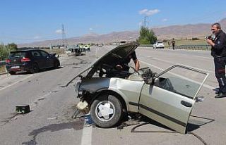 Erzurum’da feci kaza, araç ikiye bölündü:5 yaralı
