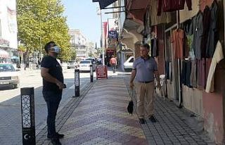 Eşek arıları esnafın başına bela oldu, ne yaptılarsa...