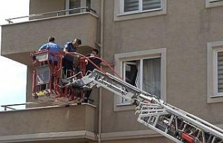 Eşini bıçakla rehin alan koca adliyeye sevk edildi