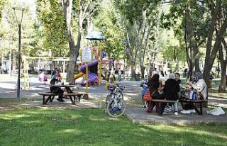 Eskişehirliler güneşli havanın tadını parklarda...