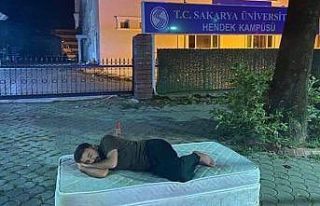 Ev kiralarına tepki için üniversite kapısına...