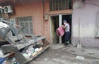 Evden 9 kamyon çöp çıkarıldı