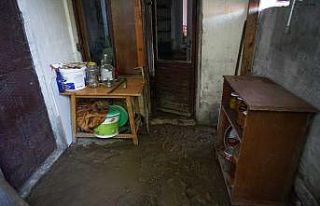 Evi balçıkla kaplanan engelli çifti mahsur kaldığı...