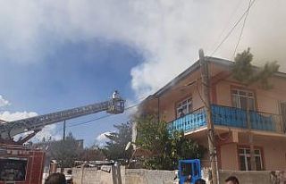 Evin çatısında çıkan yangın paniğe neden oldu