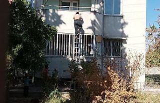 Evinde mahsur kalan kadını itfaiye ekipler kurtardı