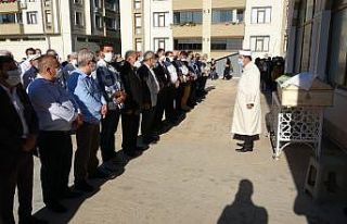 Evinde ölü bulunan Meral hemşire toprağa verildi