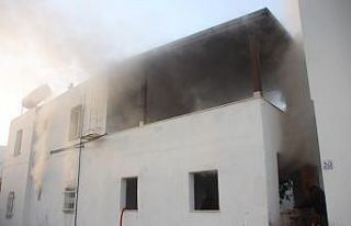 Evindeki yangını gözyaşlarıyla izledi