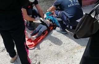 Evinin önünde oturan minik çocuk otomobilin altında...