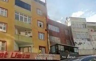 Evinin penceresinden pet şişe ile yangını söndürmeye...