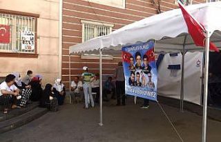 Evlat nöbetindeki anne ve babalar çocuklarını...