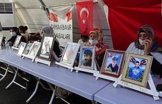 Evlat nöbetindeki gözü yaşlı anne, oğluna Türkçe...