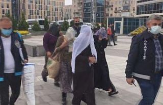 Evlerden hırsızlık yapan 4 kadın suçüstü yakalandı