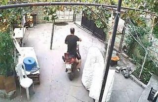 Evlerden motosiklet ve cep telefonu çalan hırsız...