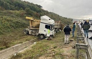 Eyüpsultan’da bariyerleri aşan hafriyat kamyonu...