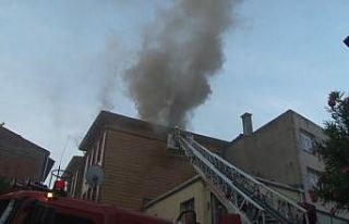 Fatih’te 2 katlı ahşap otelde kalan müşteriler...