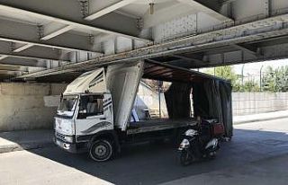 Fatih’te çelik kapı yüklü kamyonet üst geçide...